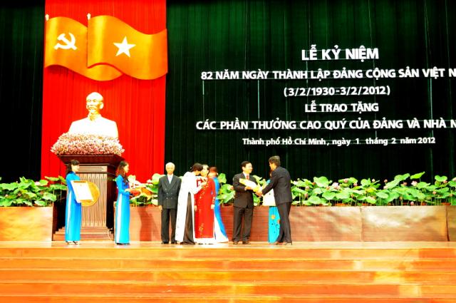 Đ/c Nguyễn Tấn Tài - Phó Giám đốc sở nhận hoa từ Đ/c Nguyễn Văn Đua, Phó Bí thư Thường trực Thành uỷ TPHCM
