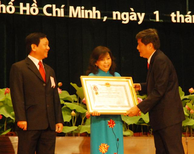 Đ/c Đào Thị Hương Lan - Giám đốc sở, đại diện Sở Tài chính nhận Huân chương Độc lập Hạng 3