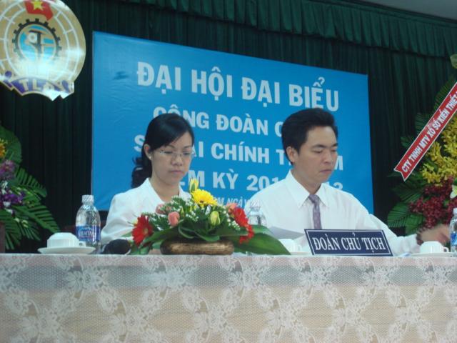 Bà Nguyễn Thị Hương Nhi (bên trái) được bầu làm Chủ tịch Công đoàn Sở Tài chính nhiệm kỳ 2011-2013.

