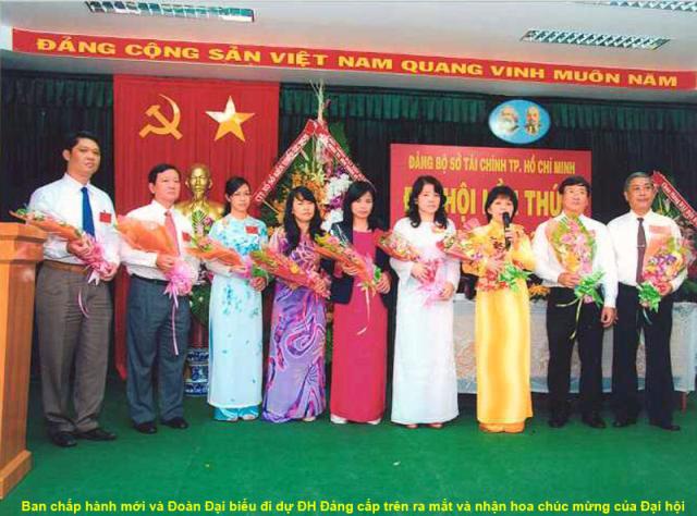 BCH mới và Đoàn Đại biểu đi dự ĐH Đảng cấp trên ra mắt và nhận hoa Chúc mừng của Đại hội