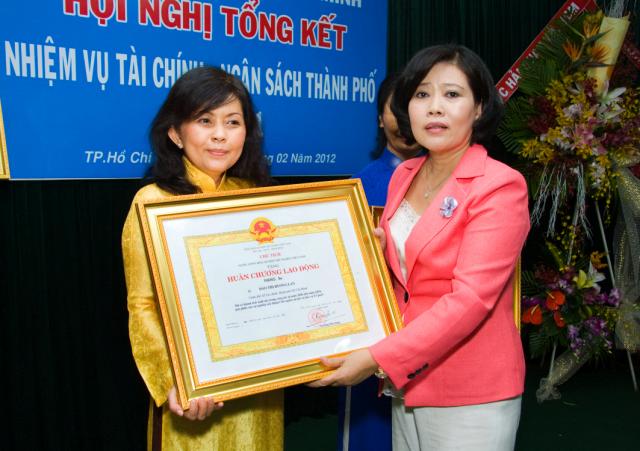 Đ/c Nguyễn Thị Hồng - Phó Chủ tịch UBND TP đang trao tặng Huân chương Lao động Hạng 3 cho đ/c Đào Thị Hương Lan - Giám đốc sở.